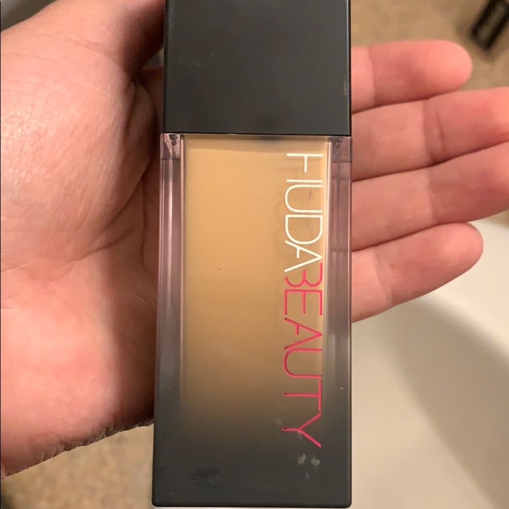 Huda Beauty foundation in shade TRES LECHES 320G